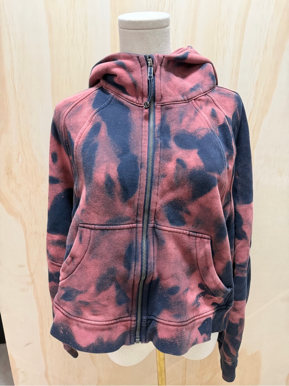Lululemon Scuba Oversized Full Zip Hoodie
Orange Black Tie Dye. Size M/L